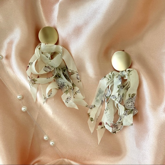 💕LAST ONE Floral Ribbon Metal Stud - Picture 5 of 9